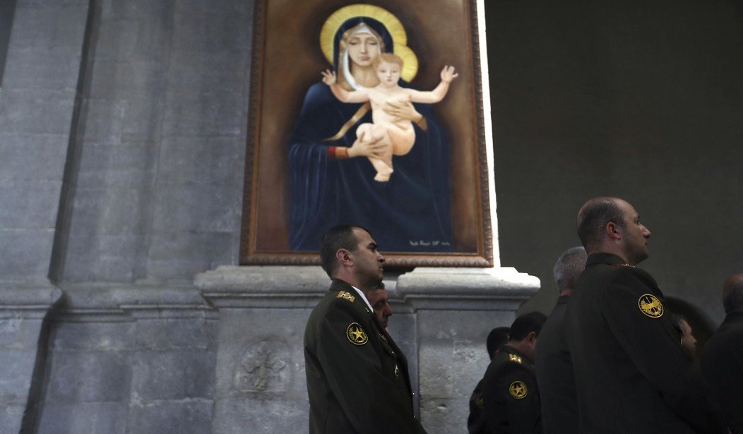 Военнослужащие в армянской церкви, на стене — икона Богоматери с младенцем
