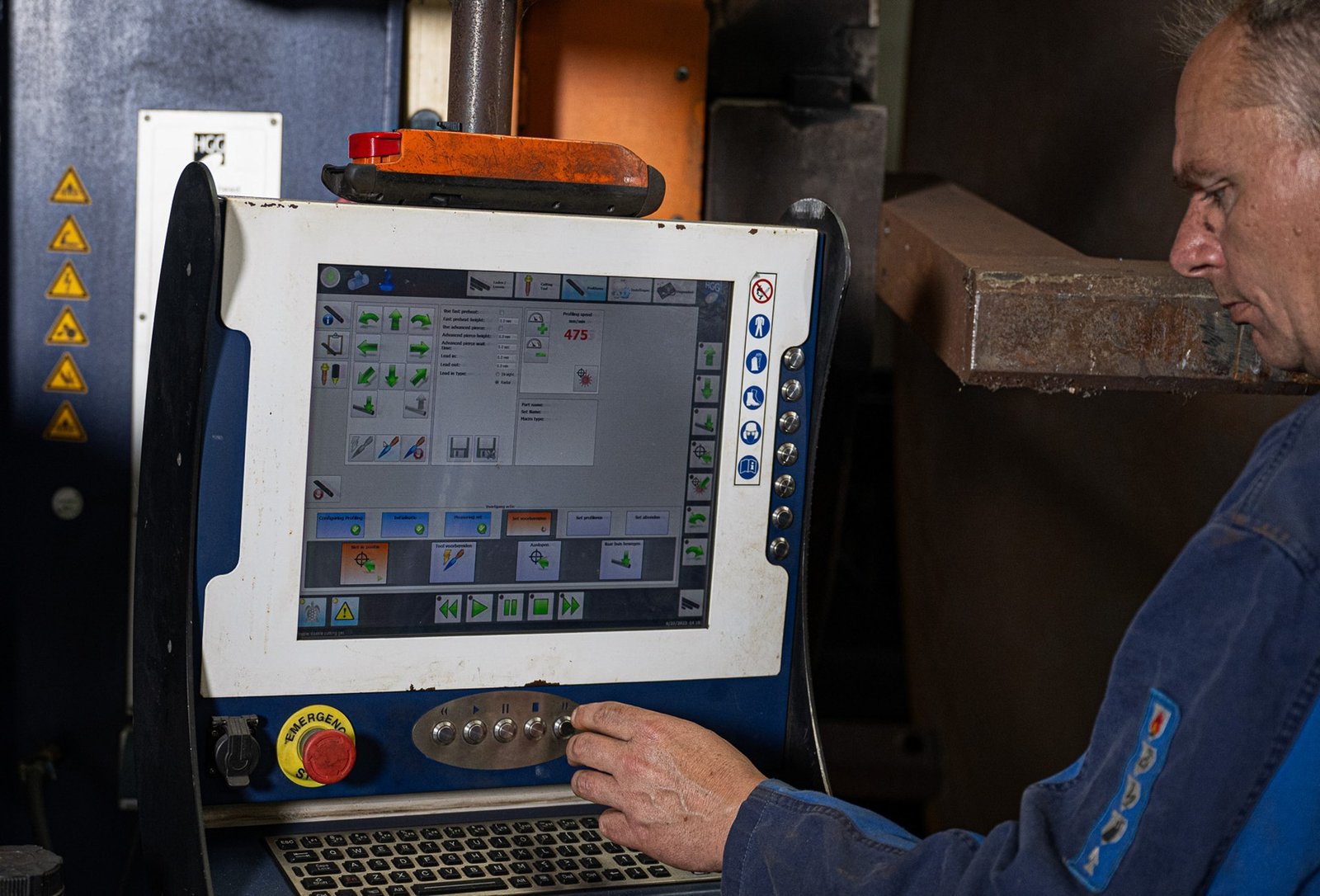 Оператор за сенсорной панелью управления CNC-станка HGG для профильной резки труб