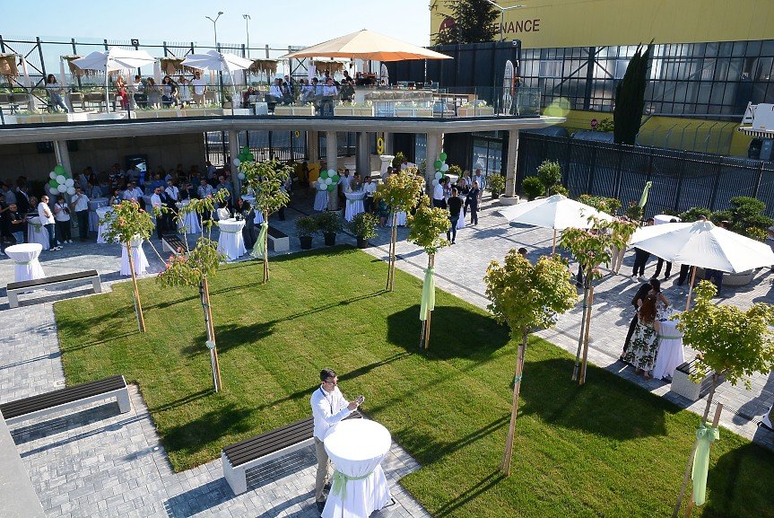 Открытая терраса аэропорта Бургас во время торжественного мероприятия с видом на лётное поле