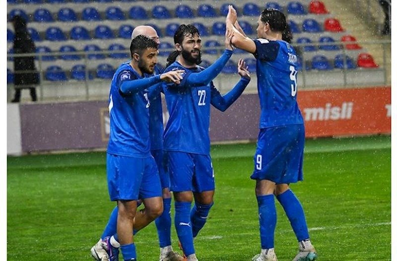 Игроки сборной Азербайджана празднуют на поле во время матча