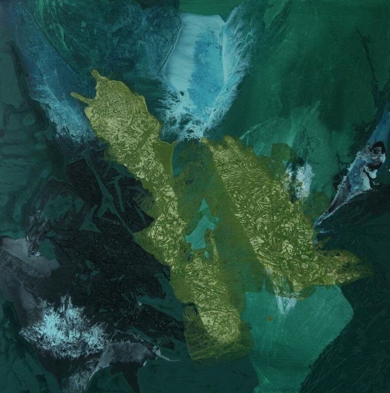 Абстрактная картина из серии «Ток» — глубокие изумрудно-зелёные тона с акцентами сусального золота, передающие глубину и течение реки Дрины