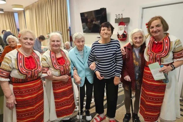 Жительницы дома престарелых в болгарских народных костюмах на праздничном мероприятии