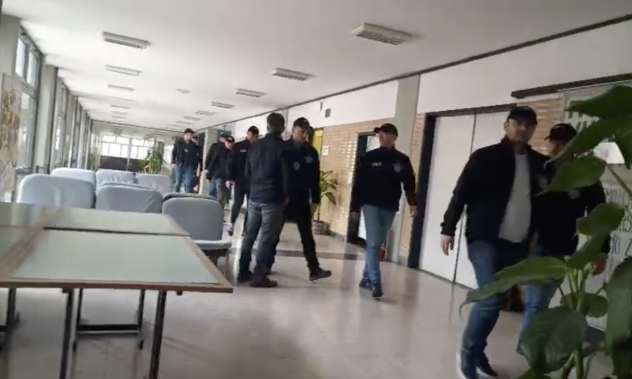 Коридор Философского факультета, в здании находятся представители следственных органов