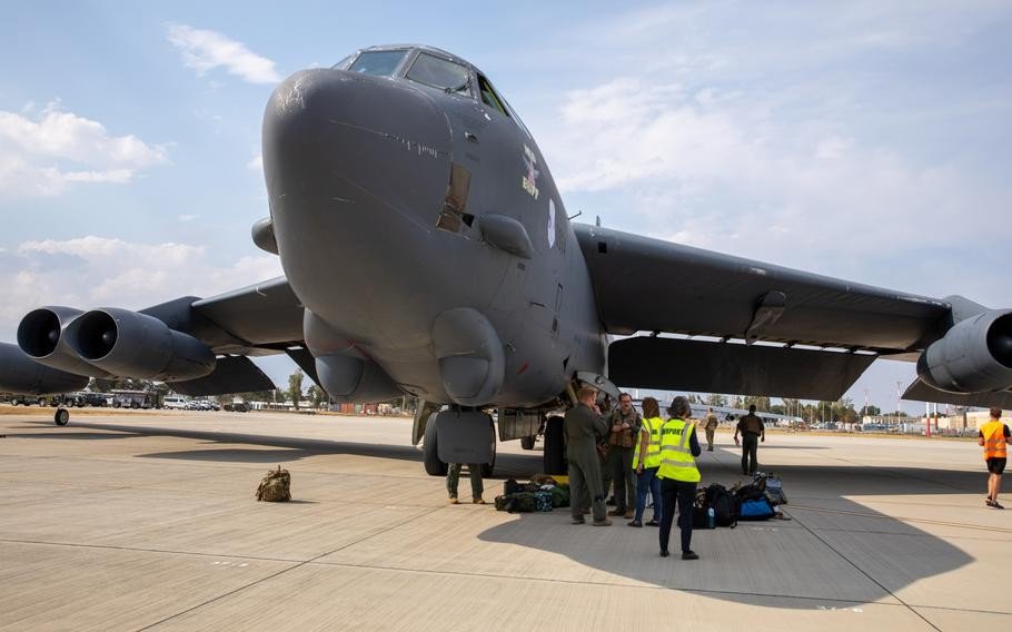 Стратегический бомбардировщик B-52 ВВС США на аэродроме в ходе подготовки к развёртыванию сил в Европе