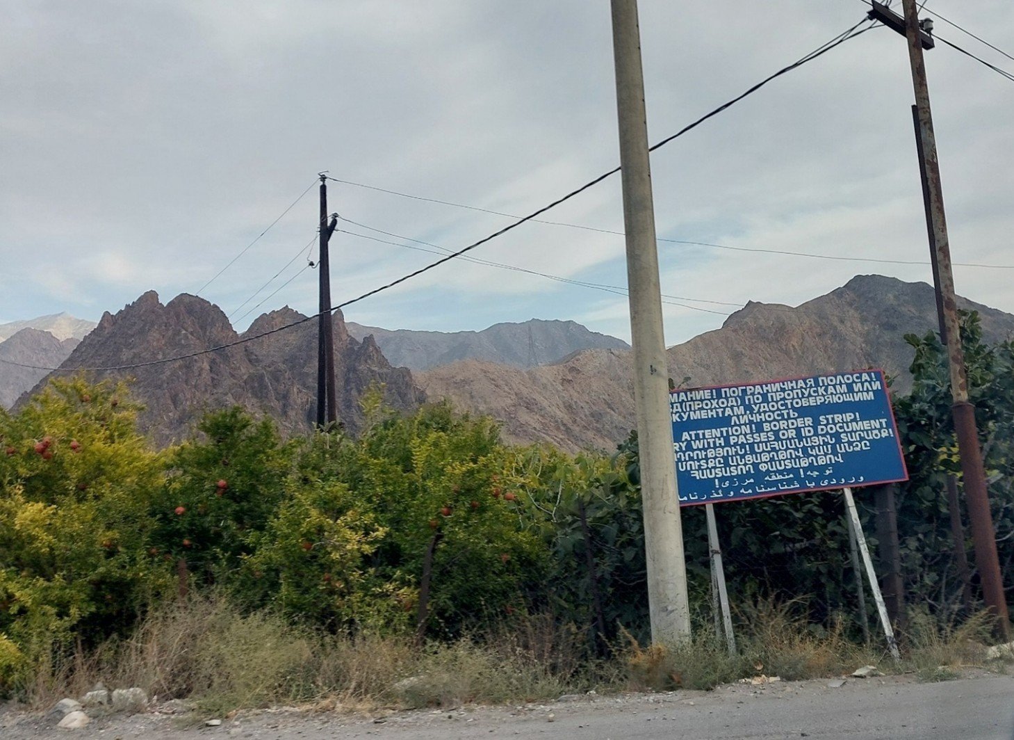 Пограничная зона у Мегри на армяно-иранской границе с указателями на нескольких языках / New Eastern Europe / neweasterneurope.eu