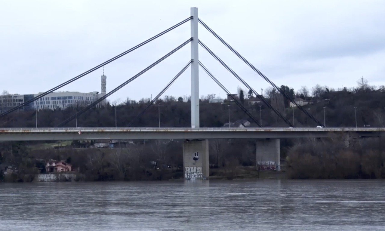 Мост Слободе через Дунай в Нови-Саде на фоне пасмурного неба и высокого уровня воды в реке