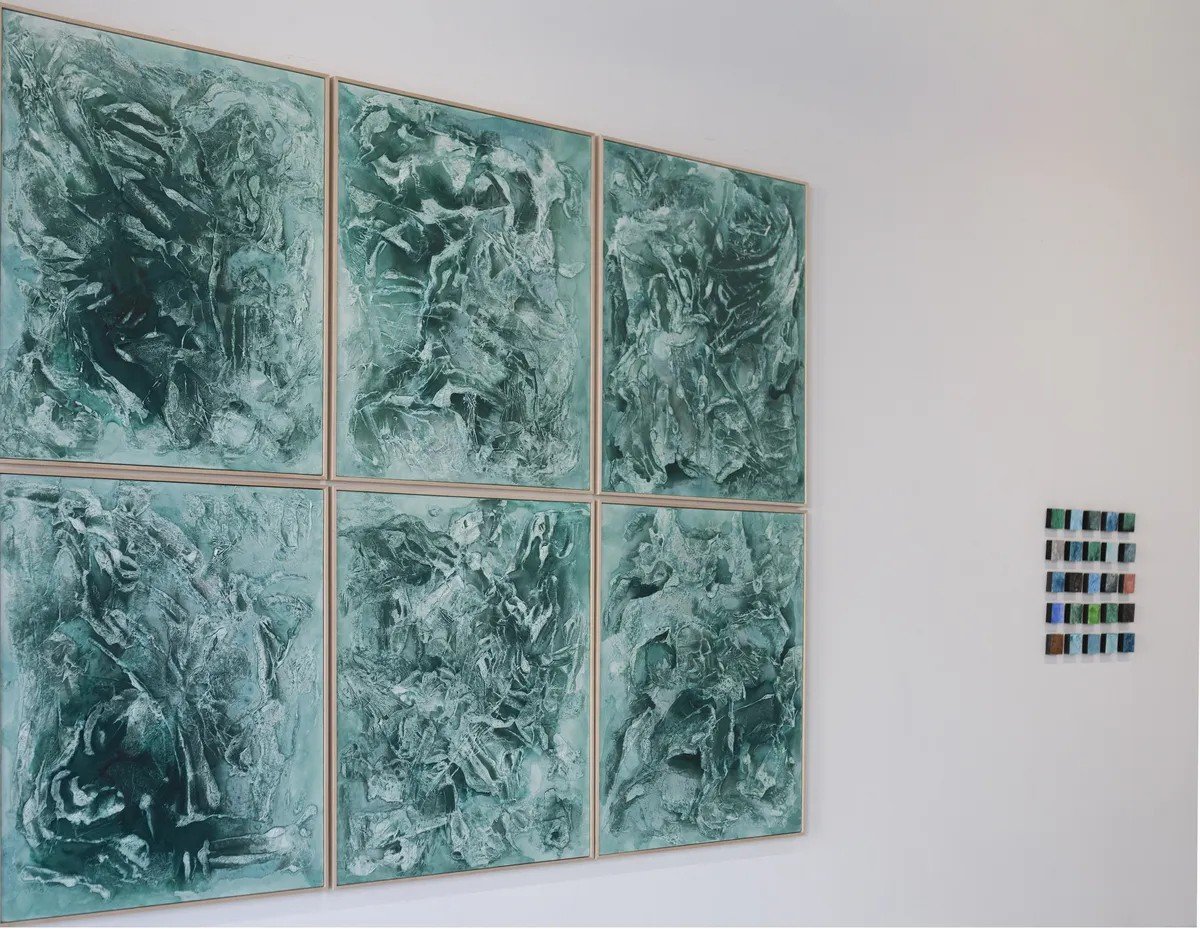 Экспозиция выставки «Ток» в галерее «Штаб» — шесть крупноформатных изумрудно-зелёных панелей и серия миниатюр на стене