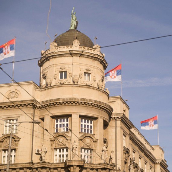 Serbian government building with national flags flying. Фото: b92.net