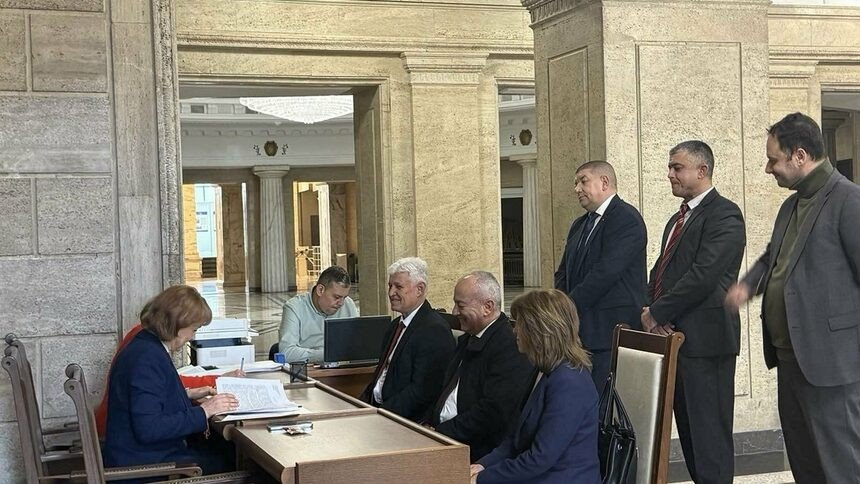 Представители политических сил регистрируют коалицию в здании Центральной избирательной комиссии. Фото: Dnevnik.bg