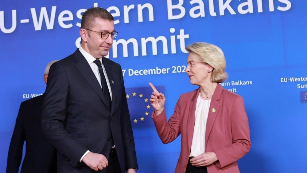 Премьер-министр Северной Македонии Христиан Мицкоски и глава Еврокомиссии Урсула фон дер Ляйен на саммите ЕС — Западные Балканы