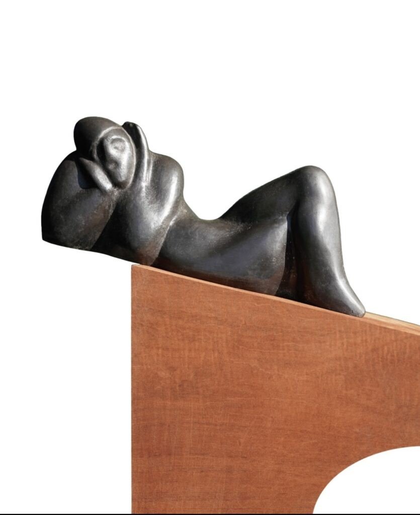 Бронзовая скульптура лежащей женской фигуры на деревянном постаменте — образец классического стиля Васила Ракая