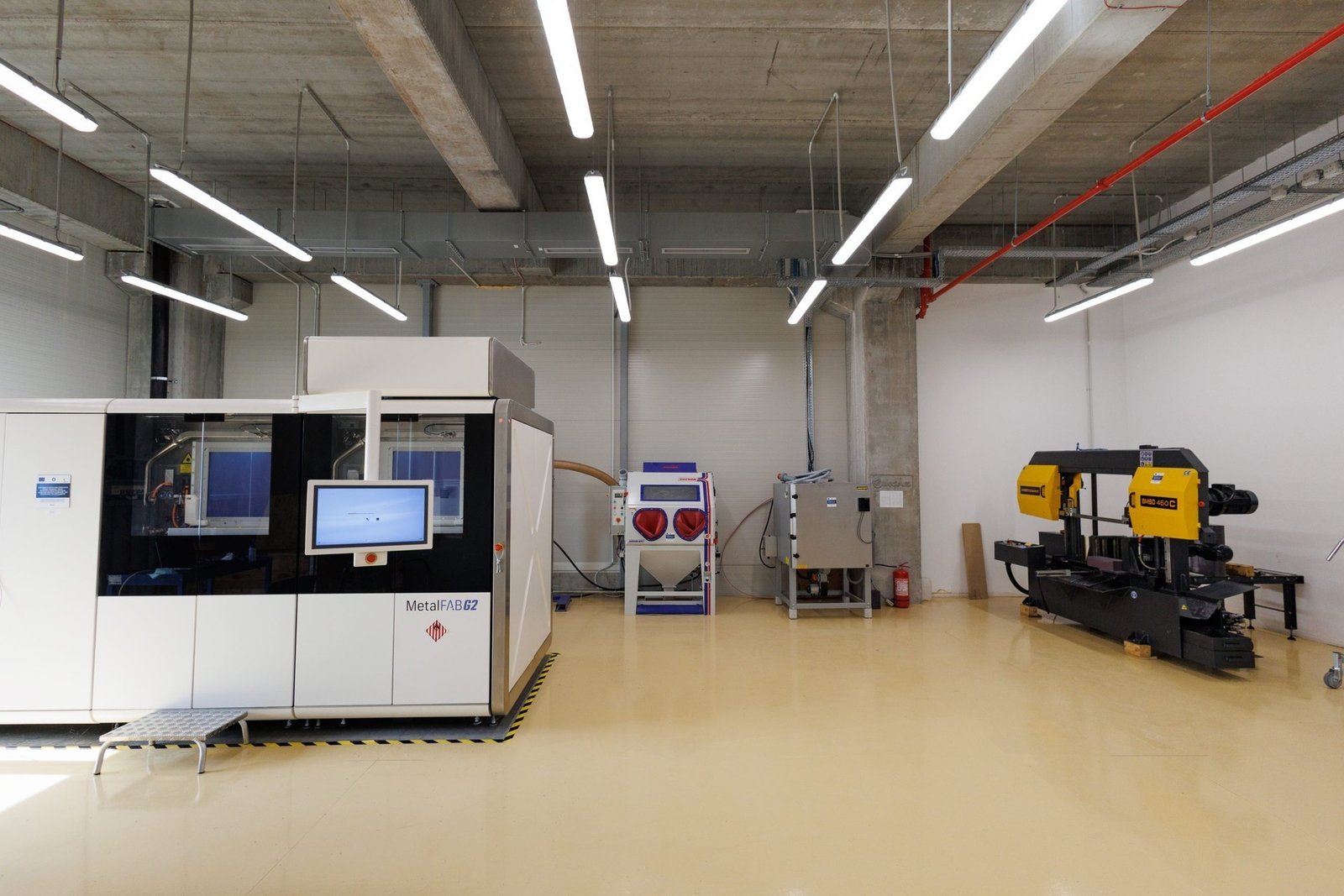 Лаборатория аддитивного производства с металлическим 3D-принтером MetalFAB G2 и ленточнопильным станком в центре TGA
