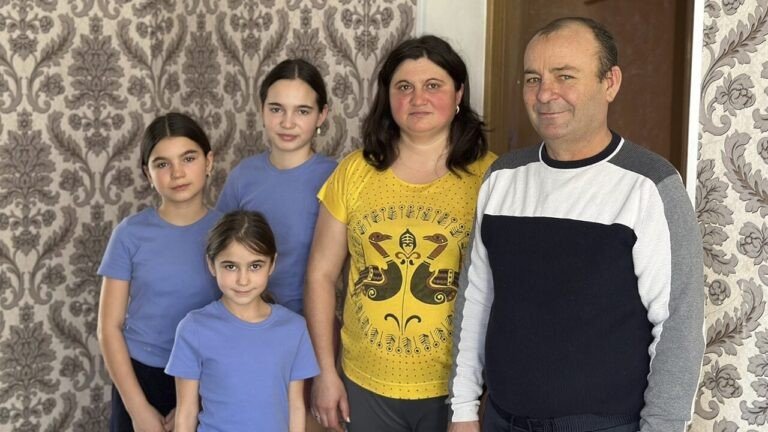 Молдавская семья из пяти человек (родители и три дочери) дома. Фото: newsmaker.md