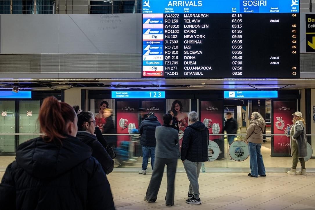 Табло прилётов аэропорта Отопени с рейсами из Тель-Авива, Каира и Стамбула