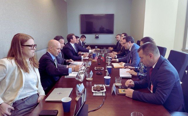 Болгарские и американские чиновники проводят двусторонние переговоры за столом переговоров