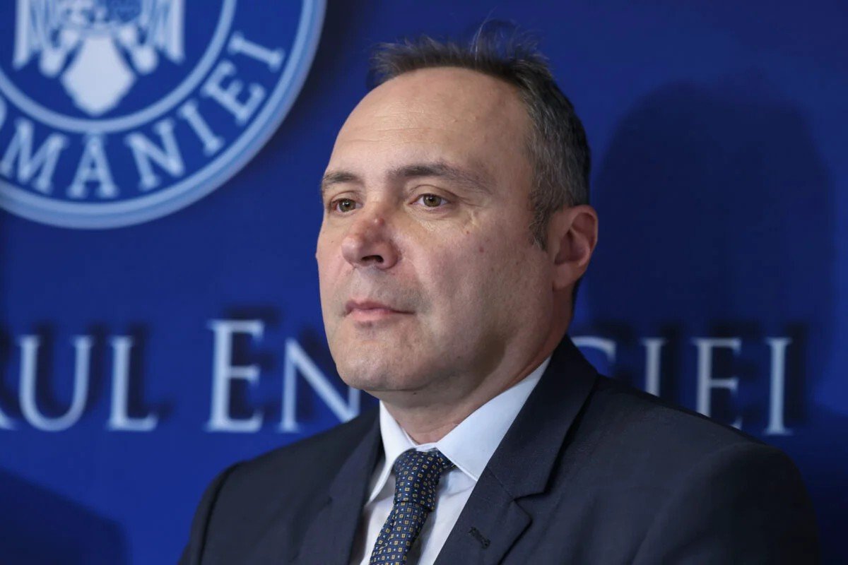 Думитру Кишэлицэ, президент Ассоциации интеллектуальной энергетики (AEI), на фоне эмблемы Министерства энергетики Румынии