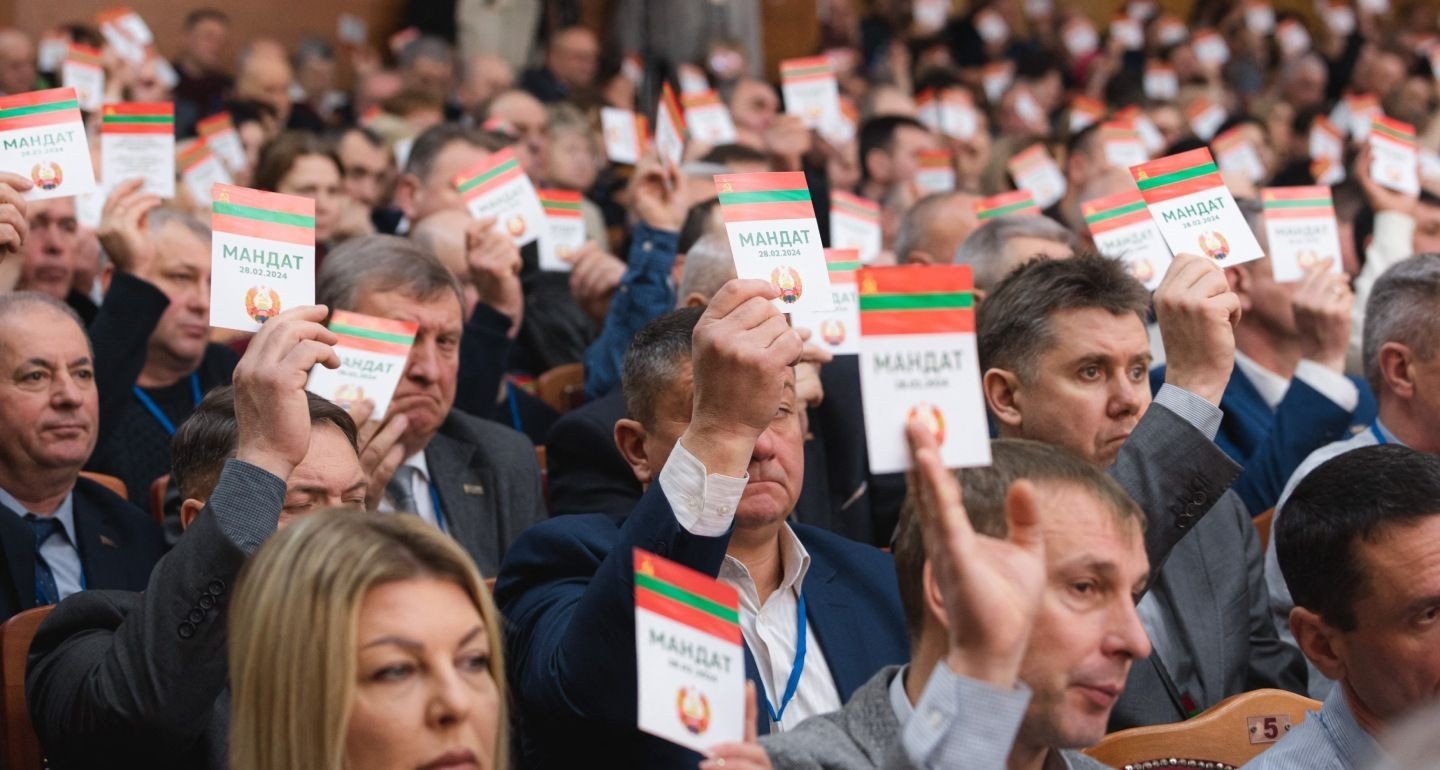 Делегаты приднестровского съезда голосуют, поднимая карточки с надписью «Мандат»