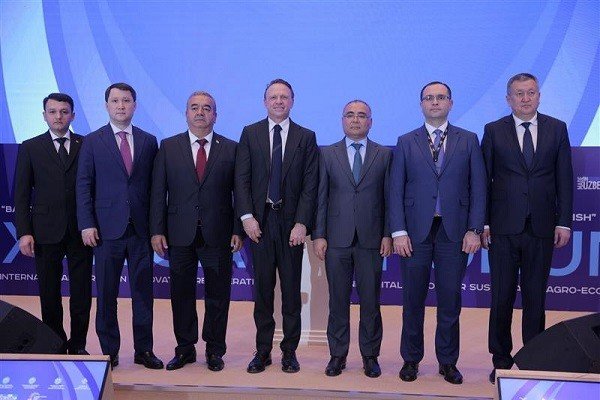 Делегаты агрофорума «Италия — Центральная Азия — Азербайджан» позируют для группового снимка в Ташкенте