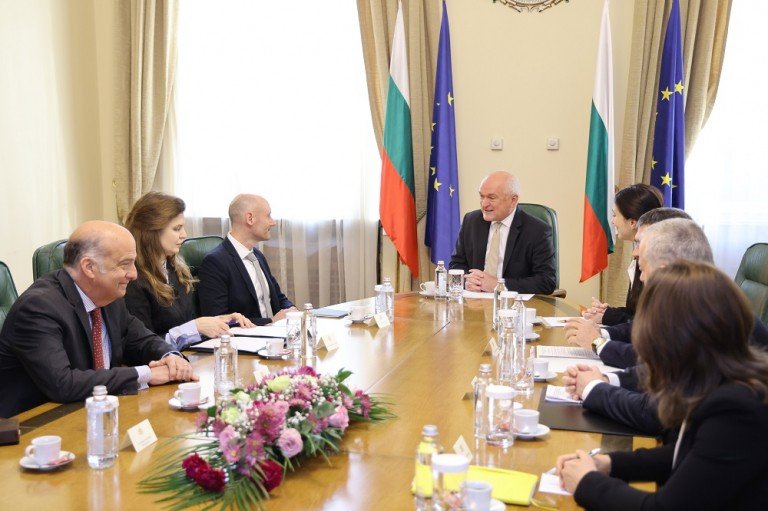 Премьер-министр Болгарии Димитар Главчев на встрече с американской делегацией в Совете министров на фоне болгарских и европейских флагов