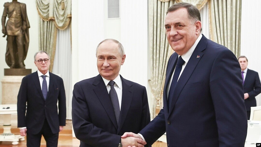 Милорад Додик пожимает руку Владимиру Путину во время встречи в Кремле