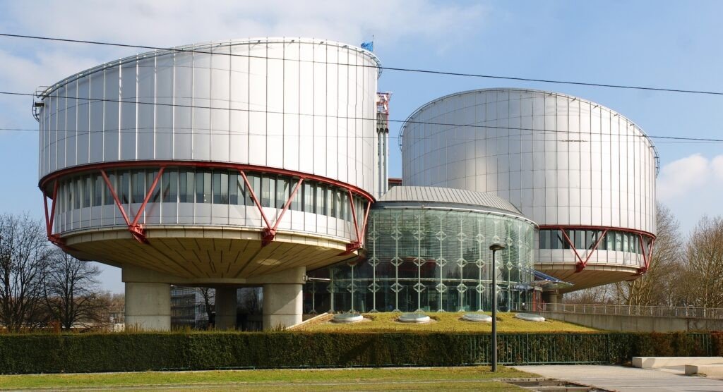 Здание Европейского суда по правам человека в Страсбурге — характерная цилиндрическая архитектура