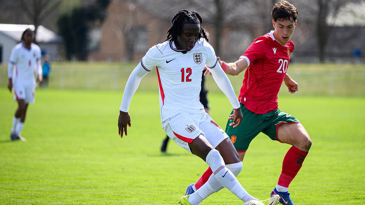 Нападающий сборной Англии U18 борется за мяч с защитником Болгарии в матче квалификации Евро U19