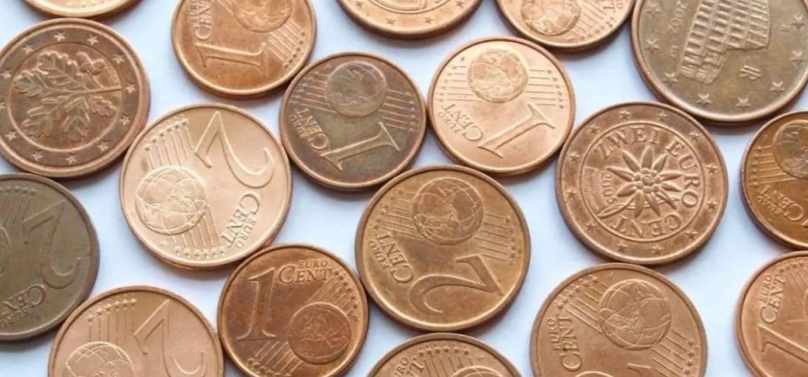 Медные евроценты крупным планом — монеты номиналом 1 и 2 цента, которые собирает культурное общество «Теофилос» для пасхальных колоколов