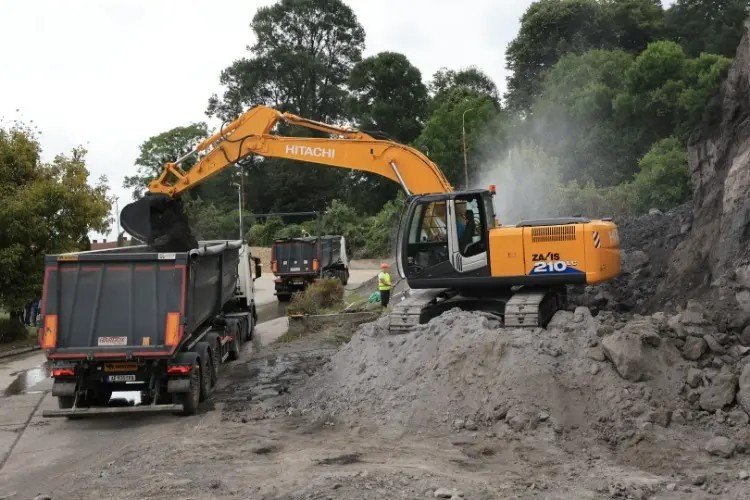 Экскаватор Hitachi грузит золу в самосвал на территории золоотвала «Энергетики» — 60 000 тонн золы отправляют на переработку в цемент