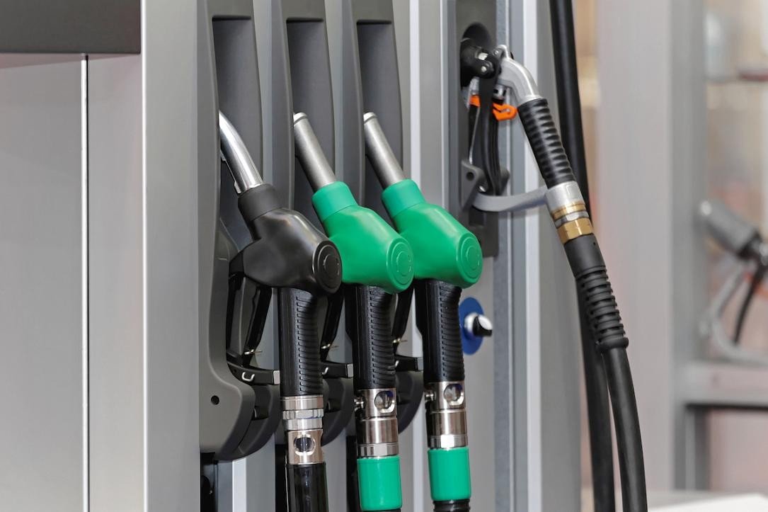 Топливные пистолеты на автозаправочной станции — рост цен на бензин в Румынии после начала конфликта в Иране