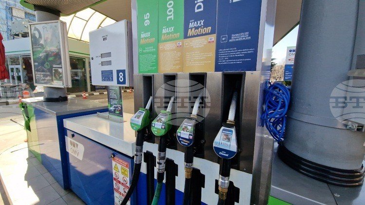 Топливораздаточная колонка на АЗС с видами горючего — бензин 95, 100 и дизельное топливо