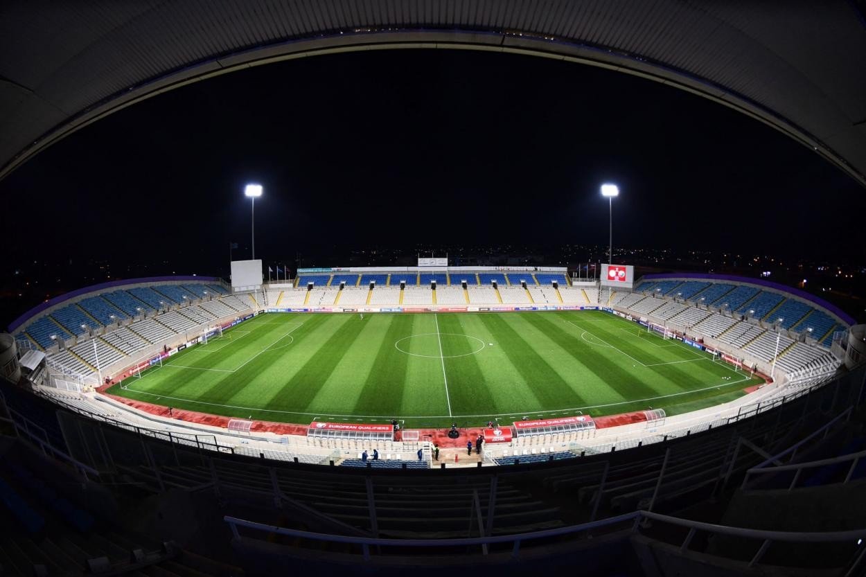 Ночной вид на стадион GSP в Никосии — арена товарищеского матча Кипр — Беларусь