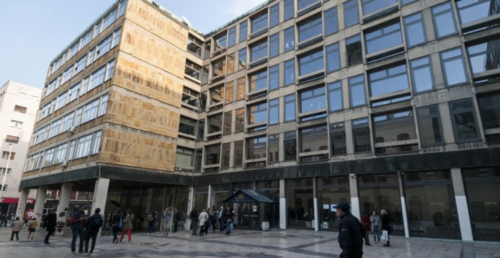 Здание Философского факультета Белградского университета, вид с площади перед главным входом