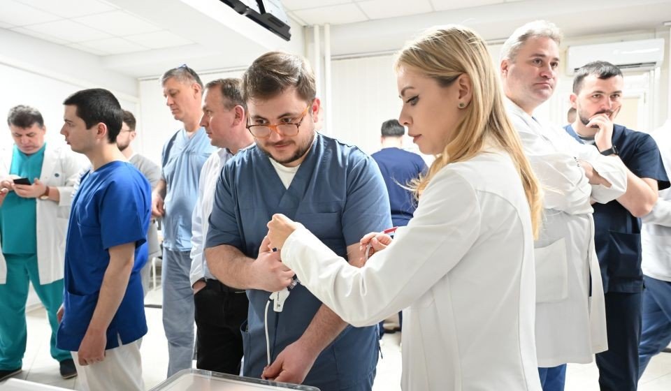 Молдавские урологи учатся по европейским стандартам Врачи-резиденты отрабатывают урологические методики на практическом занятии в рамках программы ESU Boot Camp в медицинском университете Кишинёва