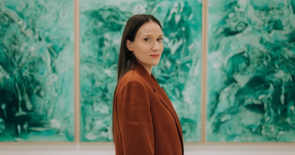 Дрина в изумрудных тонах: река вдохновила белградскую художницу Художница Наталия Миладинович на фоне своих изумрудно-зелёных полотен на выставке «Ток» в галерее «Штаб» в Белграде