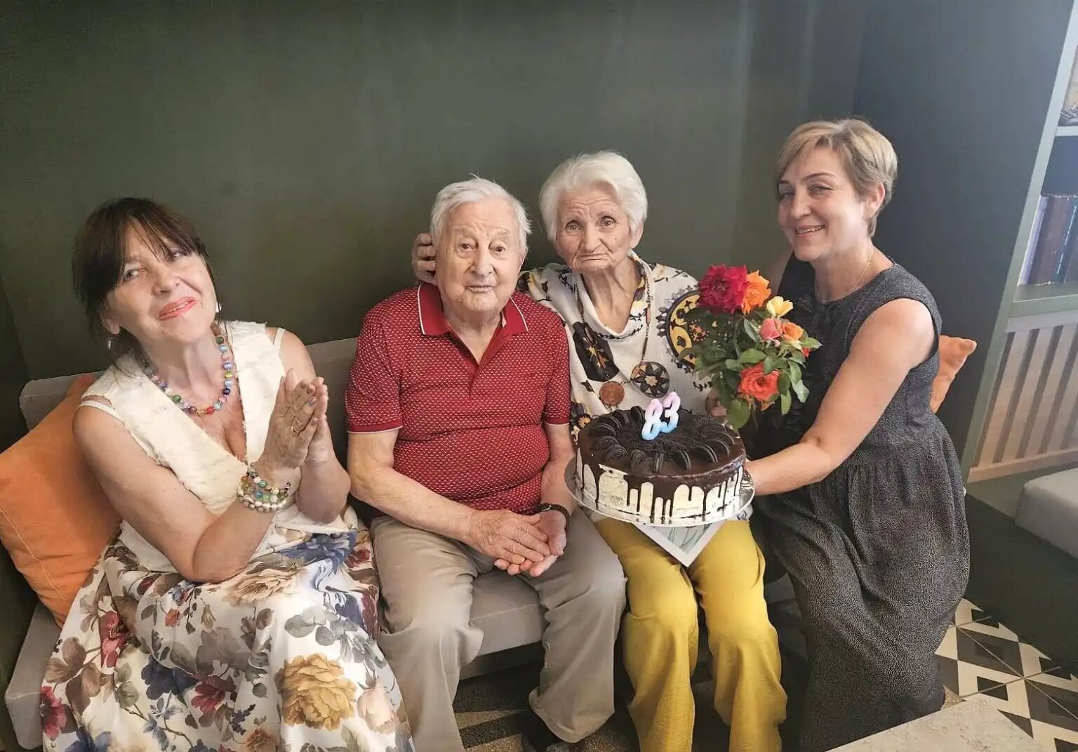 Как выбрать дом престарелых в Болгарии: критерии, цены и советы Пожилая пара в окружении родственников празднует день рождения в доме для пожилых людей