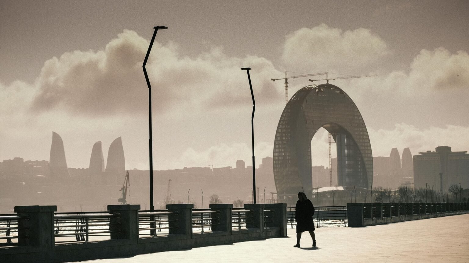 Панорама Баку с видом на Пламенные башни и отель Crescent на набережной Каспийского моря