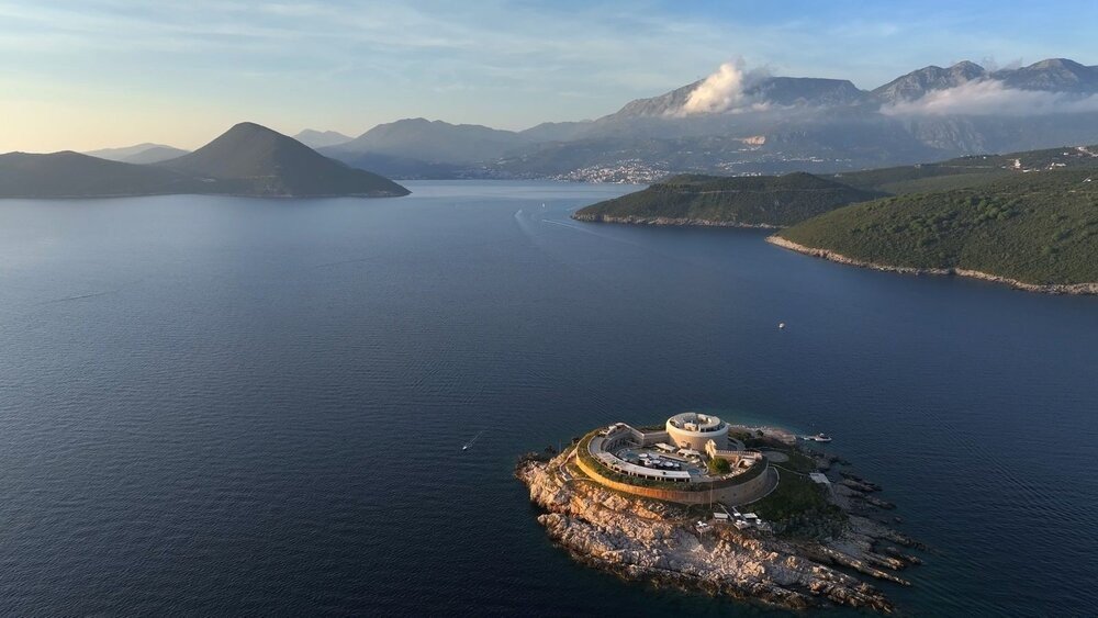 Концлагерь на острове Мамула стал пятизвёздочным курортом Панорамный вид с воздуха на крепость Мамула на острове в Которском заливе на фоне гор в лучах заходящего солнца