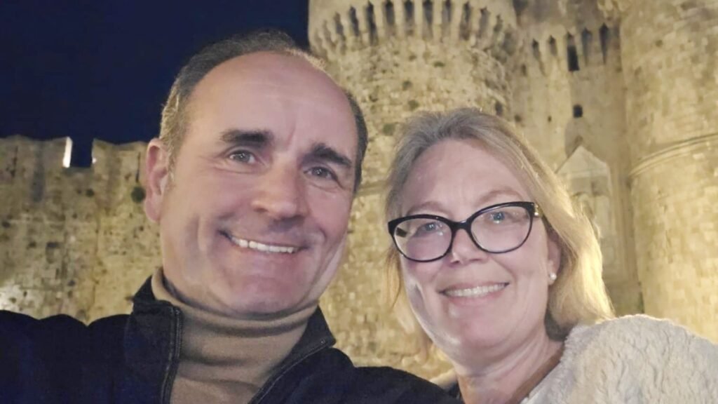 Андреас и Николь на фоне средневековой крепости Родоса в вечернее время