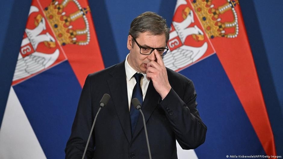 Президент Сербии Александар Вучич на пресс-конференции на фоне сербских национальных флагов