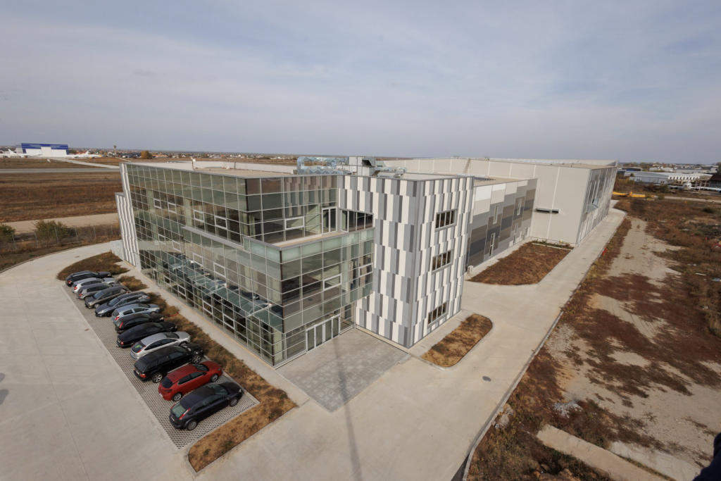 В Крайове работает единственный в ЦВЕ центр зелёной авиации Аэрофотоснимок завершённого исследовательского центра TGA INCAS вблизи международного аэропорта Крайовы — современный комплекс со стеклянным и металлическим фасадом