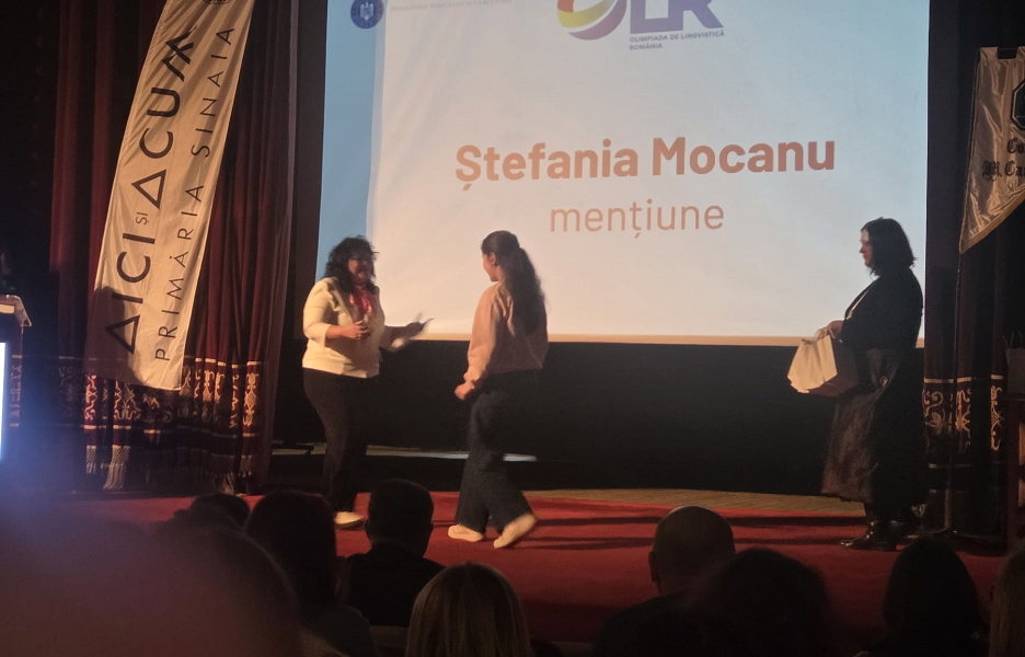 Ученица из Васлуя получила грамоту министерства на олимпиаде по лингвистике Штефания Мокану на сцене во время церемонии награждения на Национальной олимпиаде по лингвистике имени Соломона Маркуса в Синае
