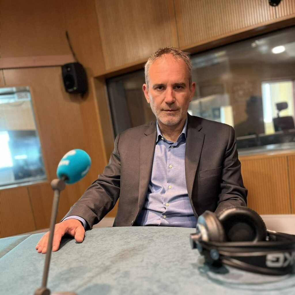 Посол Словении в Иране Игор Юкич в студии радиопередачи в Любляне