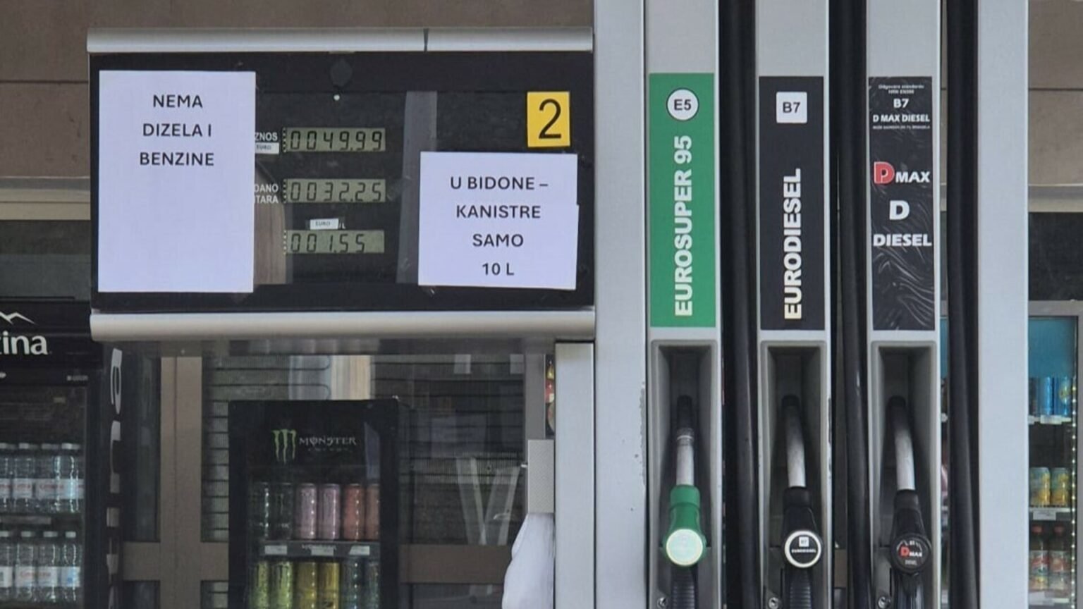 Топливная колонка на хорватской АЗС с объявлениями об отсутствии дизеля и бензина и ограничении продажи в канистры до 10 литров