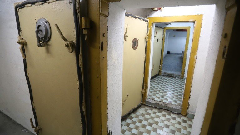 Стальные двери бомбоубежища в Болгарии