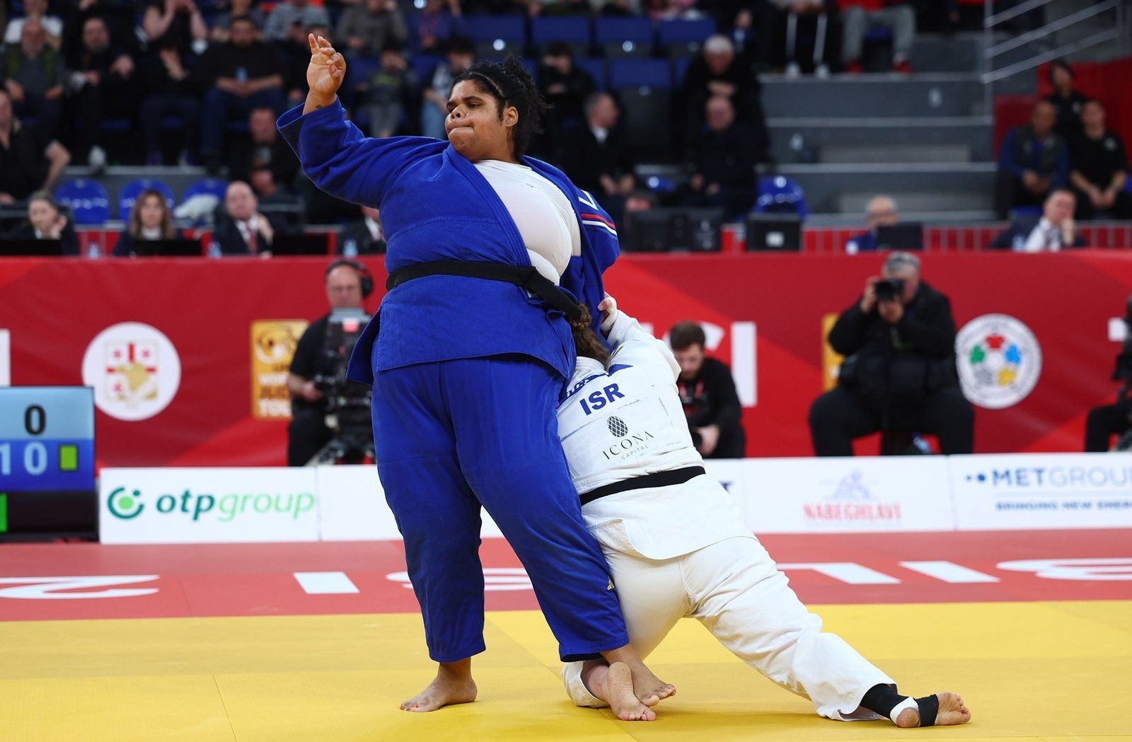 Израильская дзюдоистка Раз Хершко в синем кимоно проводит приём против соперницы в белом в финале категории +78 кг