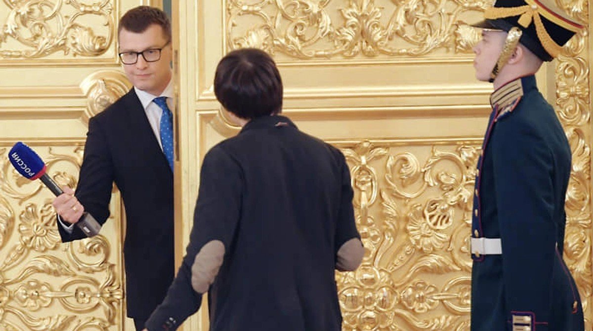 Журналист российского государственного телеканала с микрофоном &laquo;Россия&raquo; в Кремле