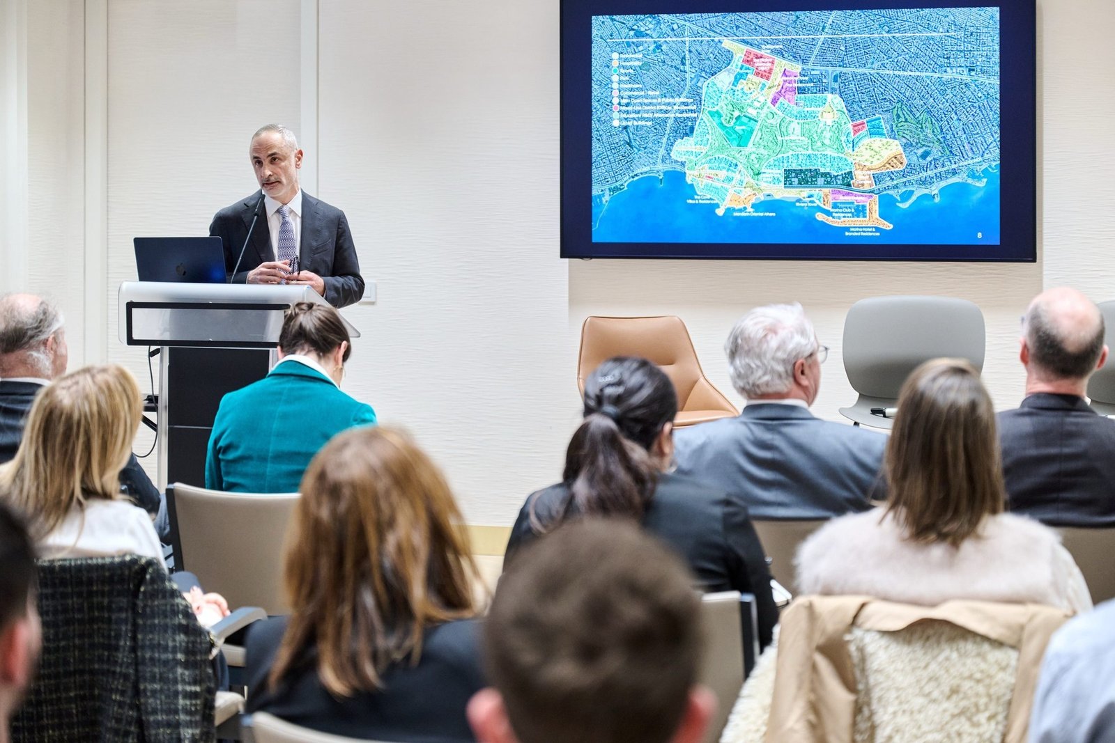 Представитель LAMDA Development презентует генеральный план The Ellinikon на форуме Future Cities в Брюсселе, на экране — карта проекта