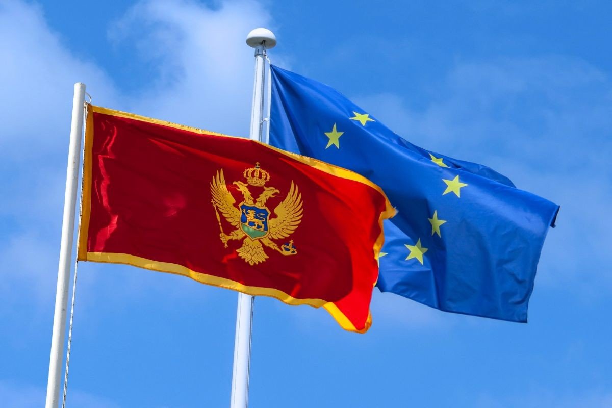 Montenegro and European Union flags flying together against blue sky. Фото: European Policy Centre