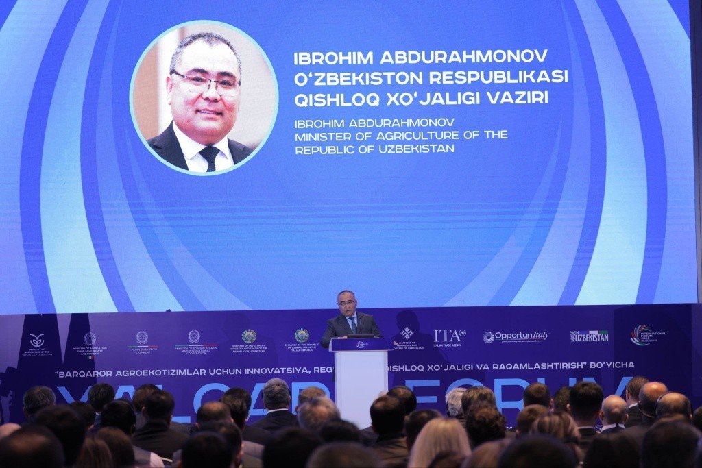 Министр сельского хозяйства Узбекистана Иброхим Абдурахмонов выступает на трибуне агрофорума в Ташкенте