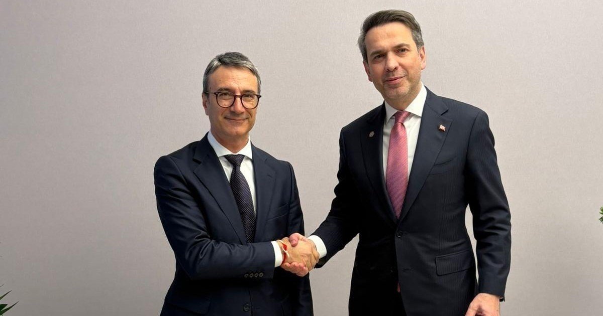 Служебный министр энергетики Болгарии Трайков и его турецкий коллега обмениваются рукопожатием на встрече по пересмотру газового контракта